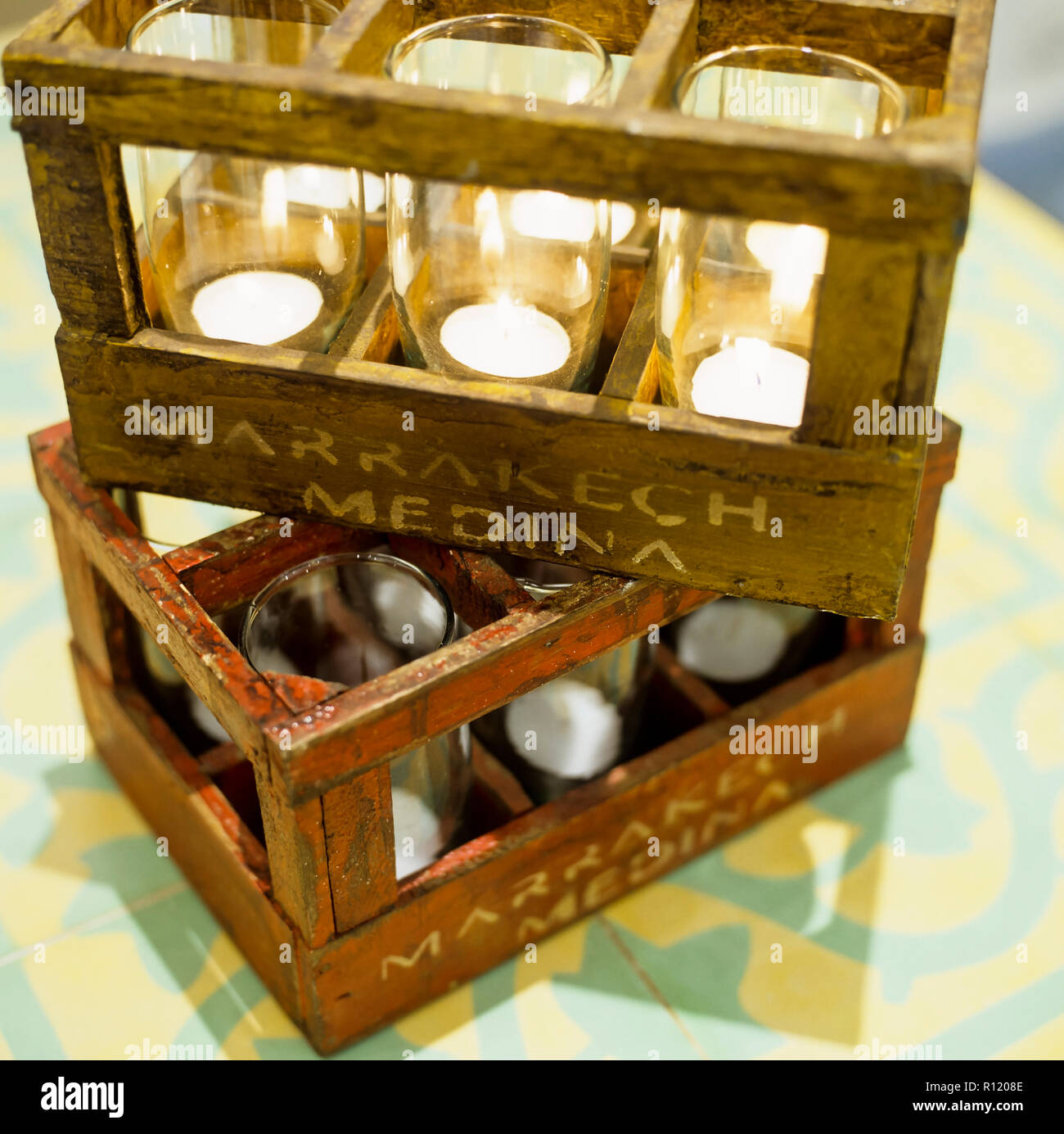 A lume di candela in un ambiente rustico titolare Foto Stock