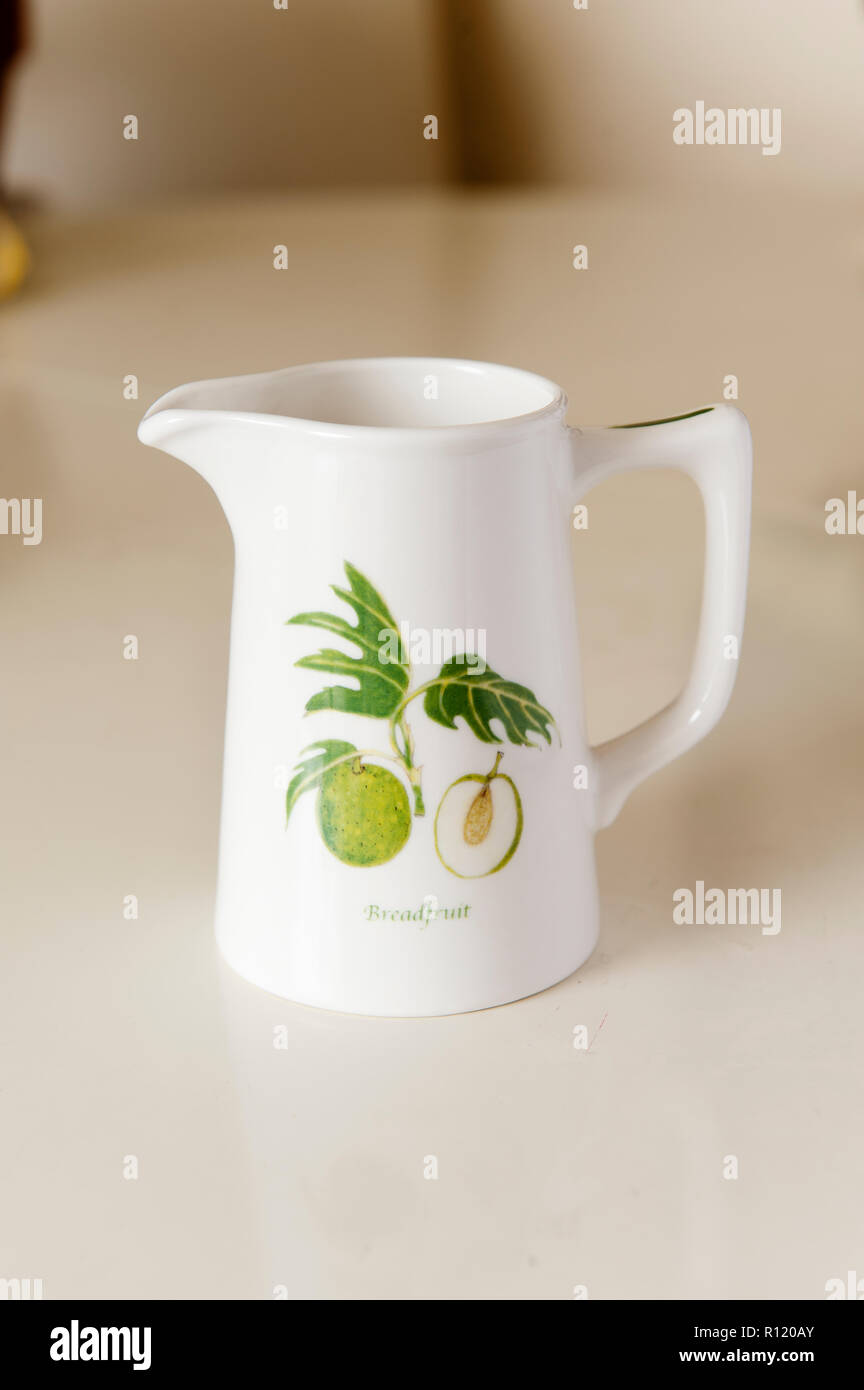 L'albero del pane dipinto sulla brocca Foto Stock