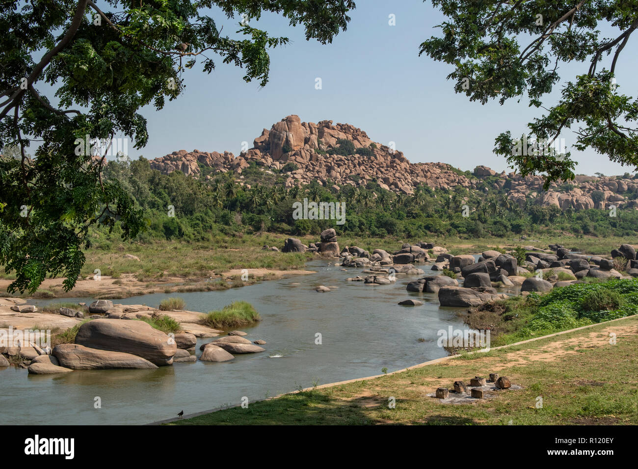 Fiume Tungabhadra al Tempio Virupaksha, Hampi Foto Stock