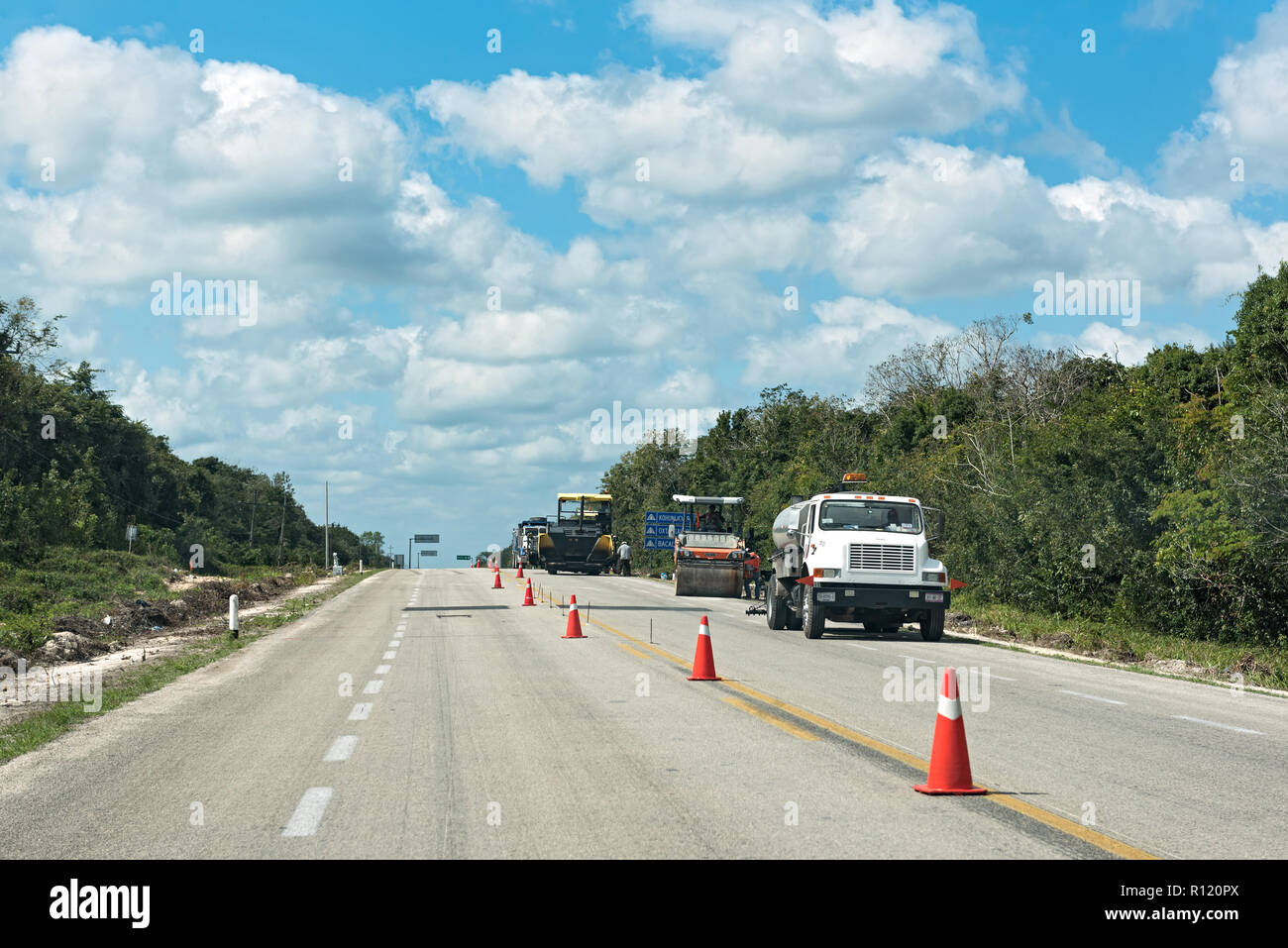 Lavori stradali sul 307 strada vicino a bacalar, Quintana Roo, Messico. Foto Stock