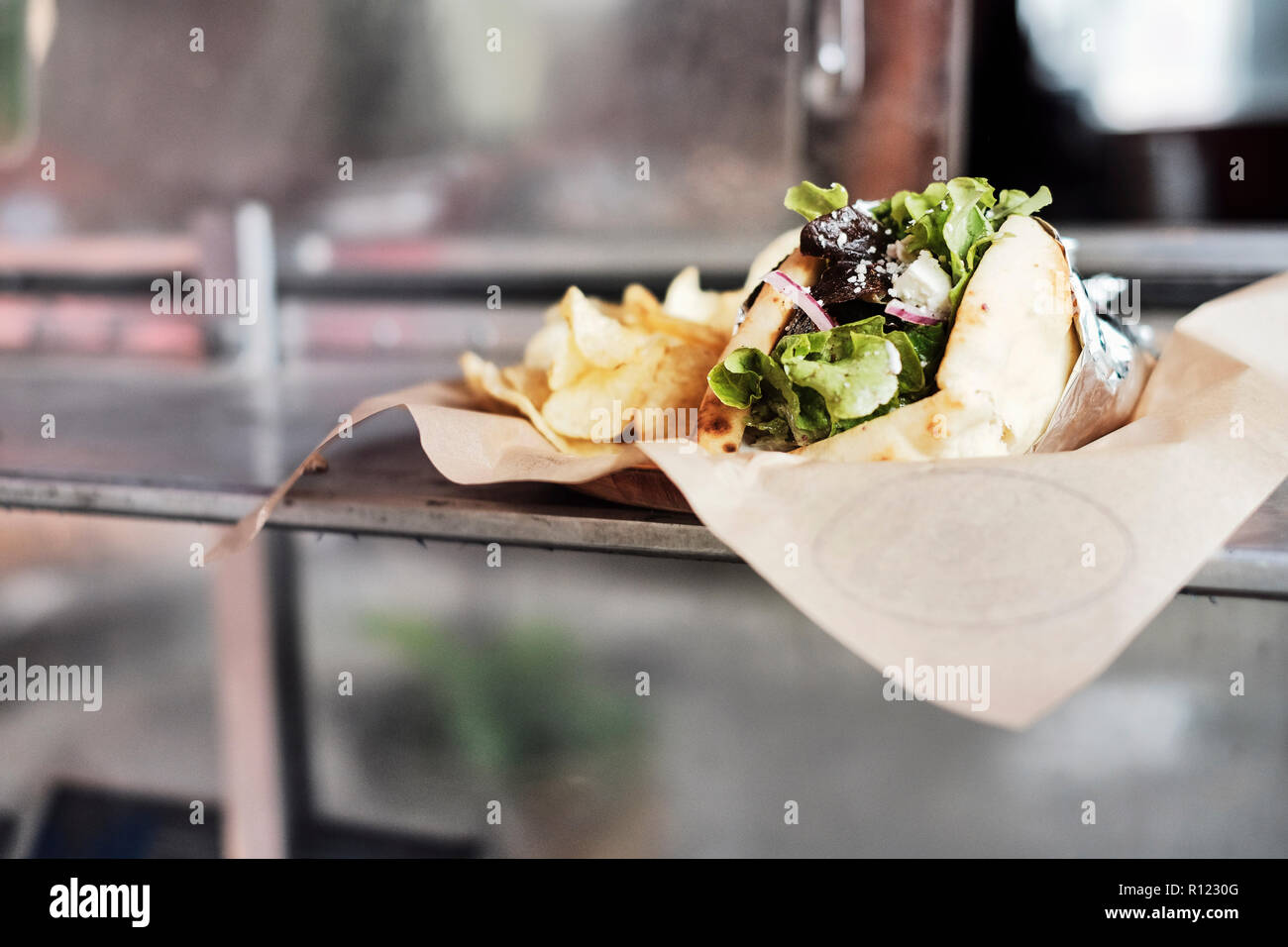 Pasto di avvolgimento di insalata e patatine sul contatore Foto Stock