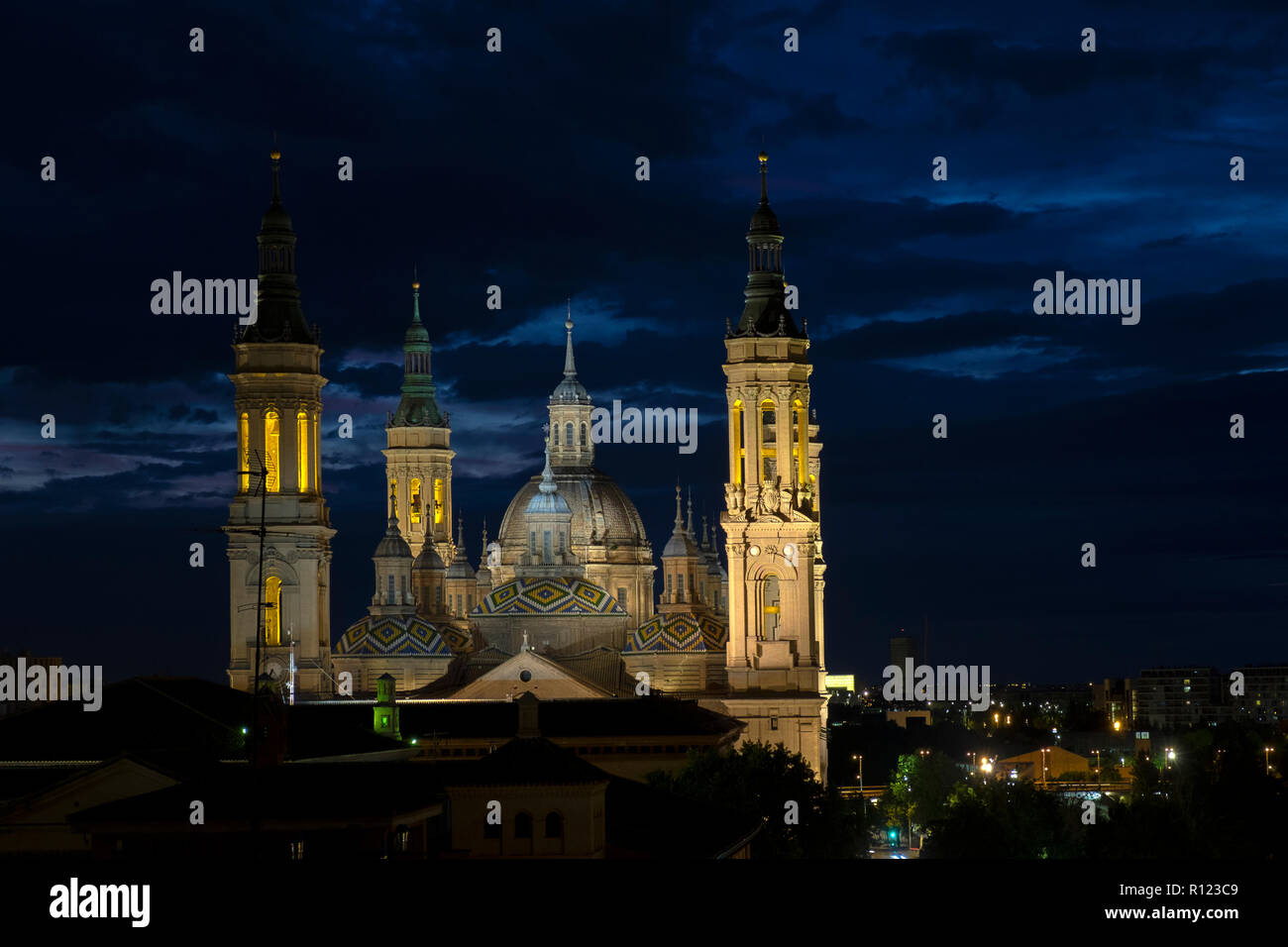 Vista notturna della basilica di El Pilar.Zaragoza, Spagna Foto Stock