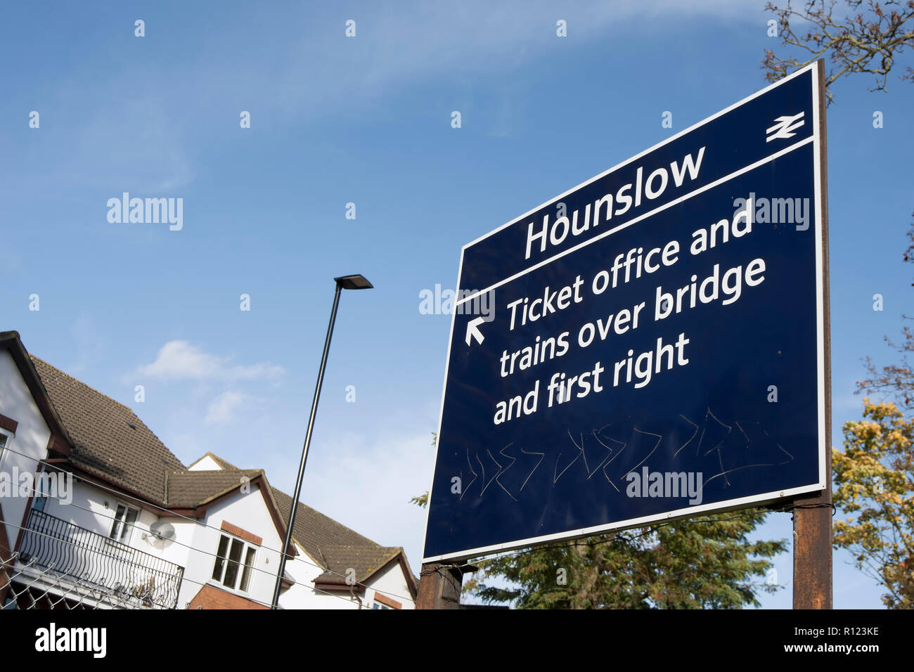 Segno dare indicazioni e che indica il percorso di hounslow stazione ferroviaria, Hounslow, Middlesex, Inghilterra Foto Stock