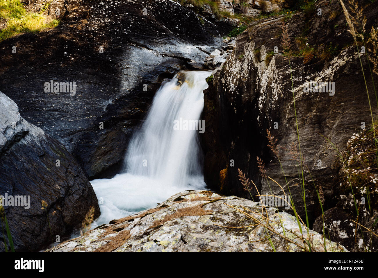 Cascate del fiume di montagna che scorre lento acqua effetto fotografico lento Foto Stock