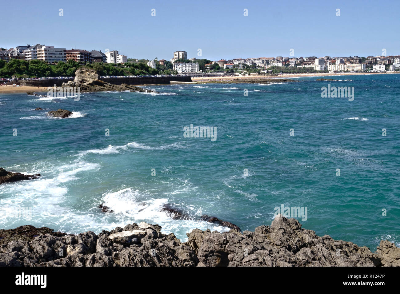 Settembre, 2018 a Santander, Cantabria, Spagna. Mare Cantabrico onde infrangersi sulla Playa El Sardinero beach, Santander Foto Stock