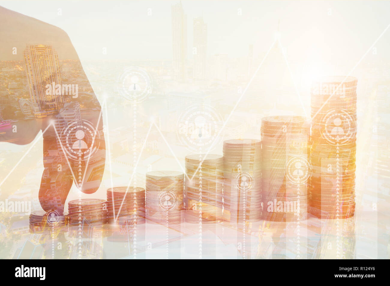 Finanza e concetto di investimento, doppia esposizione del dito che camminando sul impilati di monete e la città di notte Foto Stock