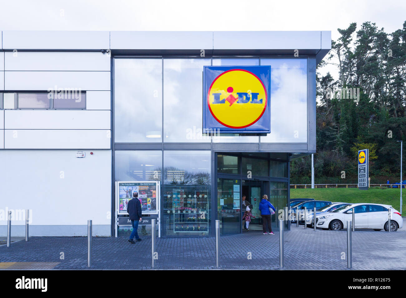 Lidl logo su un negozio LIDL front bantry West Cork in Irlanda Foto Stock Lidl logo su un negozio LIDL front bantry West Cork in Irlanda Foto Stock