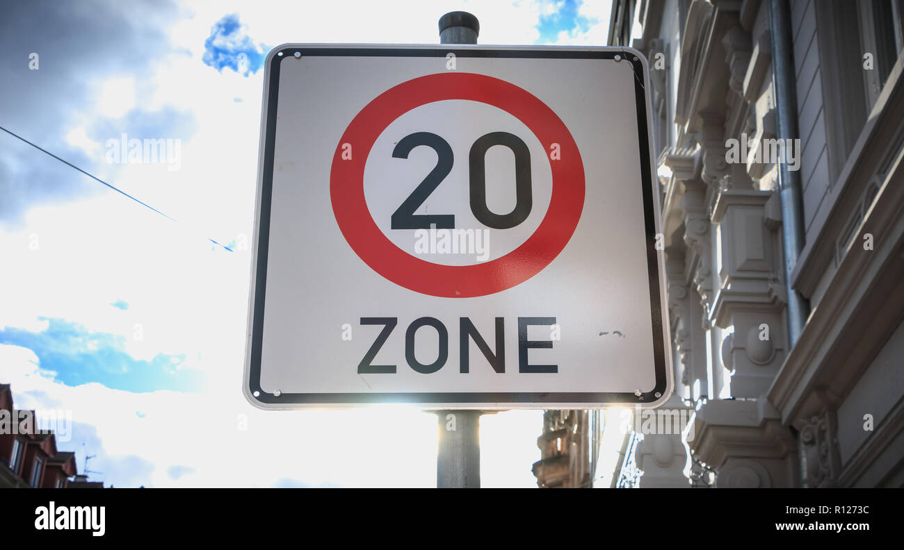 Quadrato bianco cartello stradale che indica l'entrata in una zona con limitata velocità di 20 km / h Foto Stock
