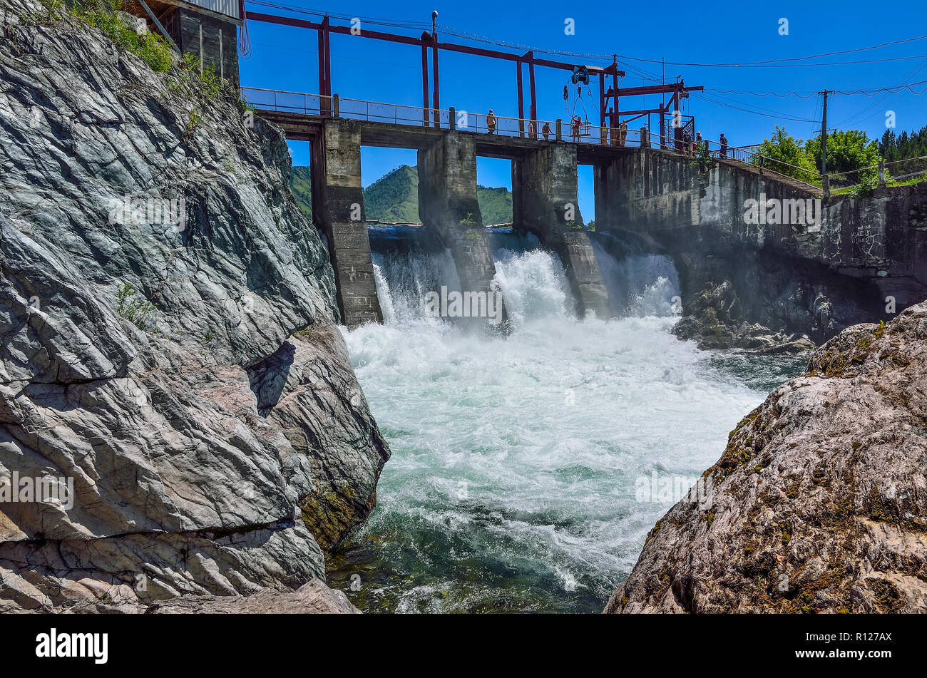 Villaggio Chemal, Altai repubblica, Russia - Luglio 7, 2018: vecchia centrale idroelettrica di fiume Chemal (Altai montagne). Vista del ponte, dam, cascata Foto Stock