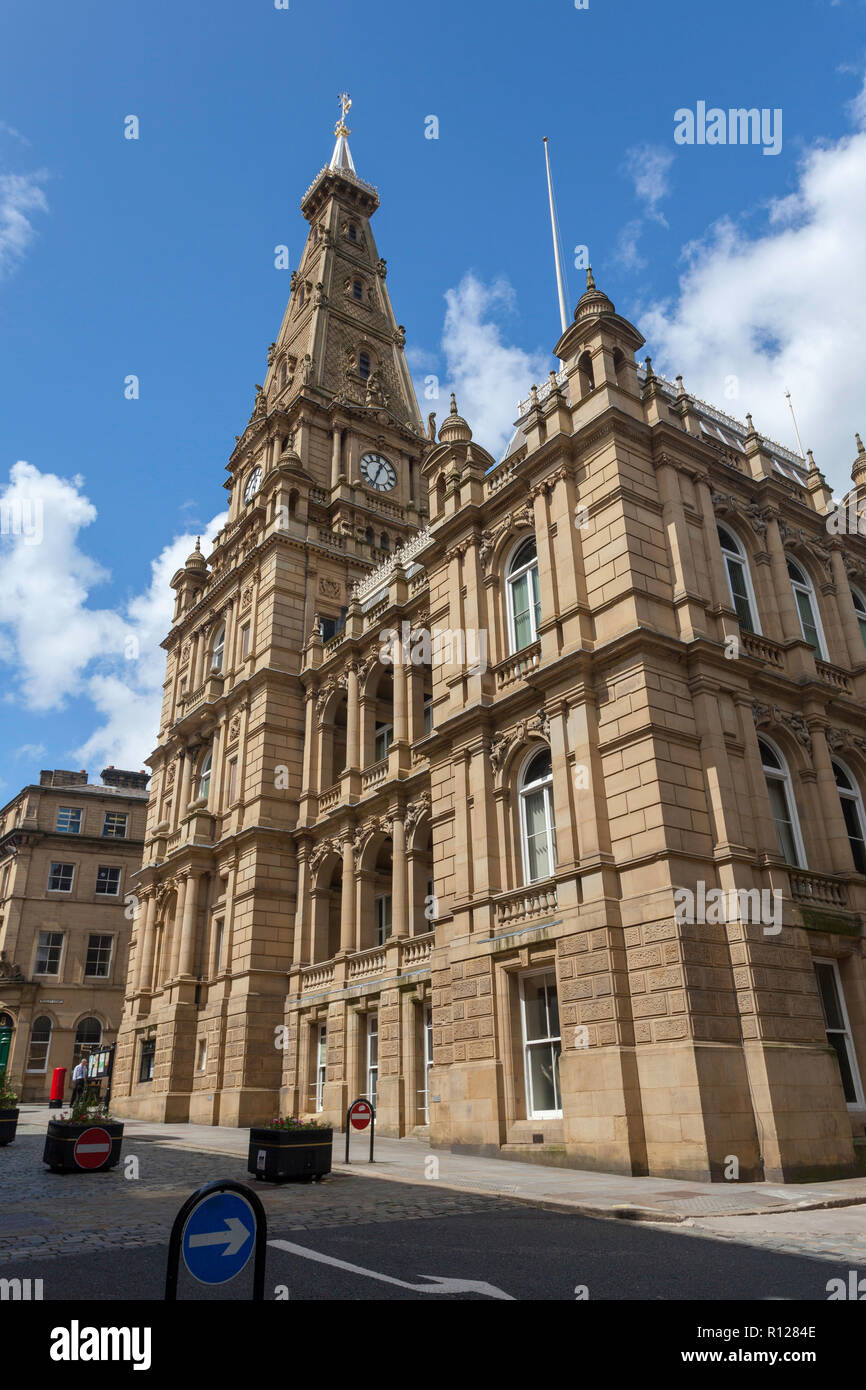 Vista estiva della parte esterna di Halifax Town Hall in stile classico, pietra edificio elencato Foto Stock