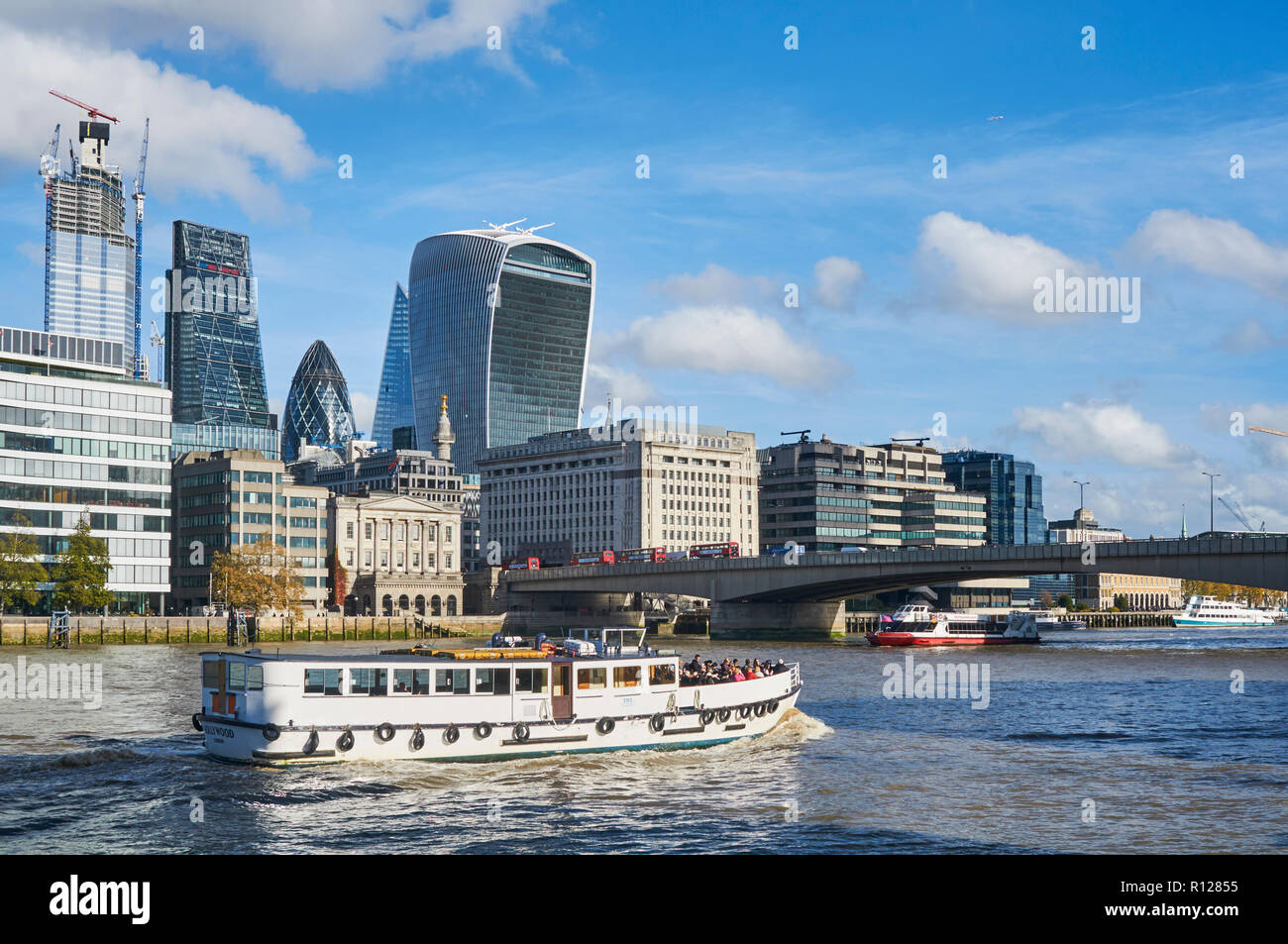 Città di Londra e London Bridge da South Bank, con barche sul Tamigi Foto Stock