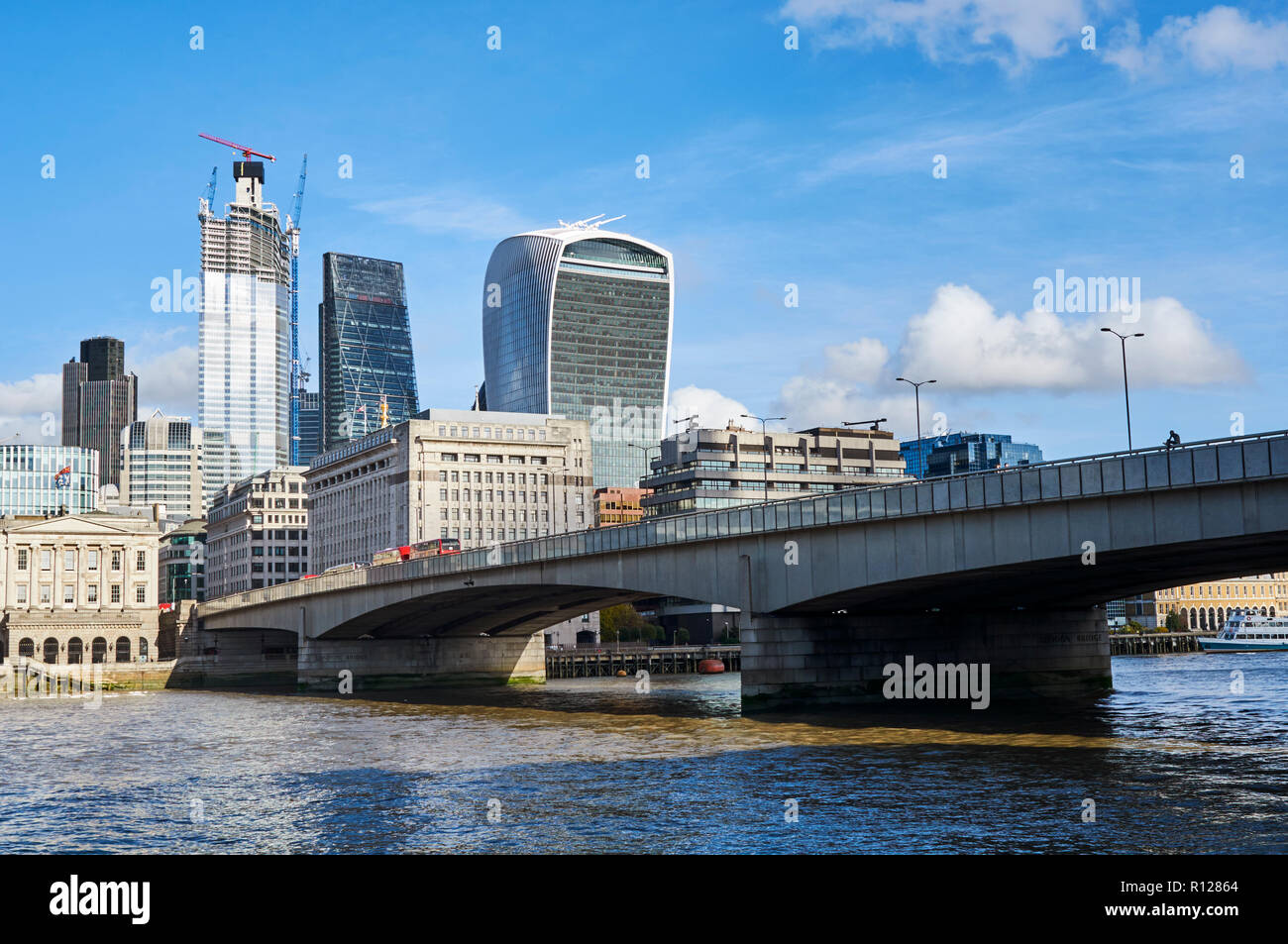 London Bridge da South Bank, guardando verso la città di Londra REGNO UNITO Foto Stock