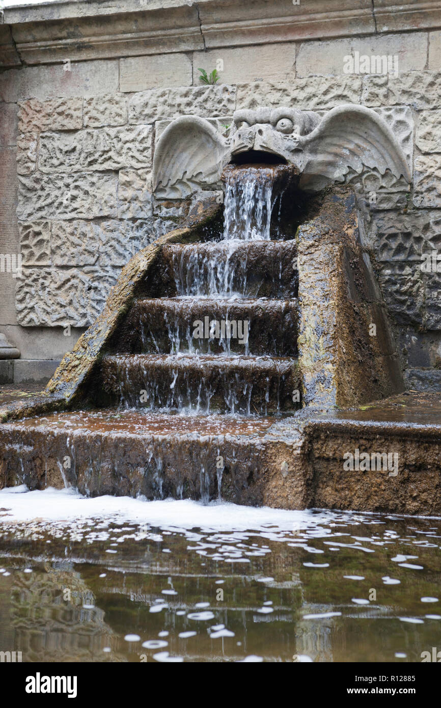 Una bocca di draghi a gradini di acqua a cascata includono facente parte dell'Obelisco Pond nei Giardini del Parco Bramham nel West Yorkshire Foto Stock