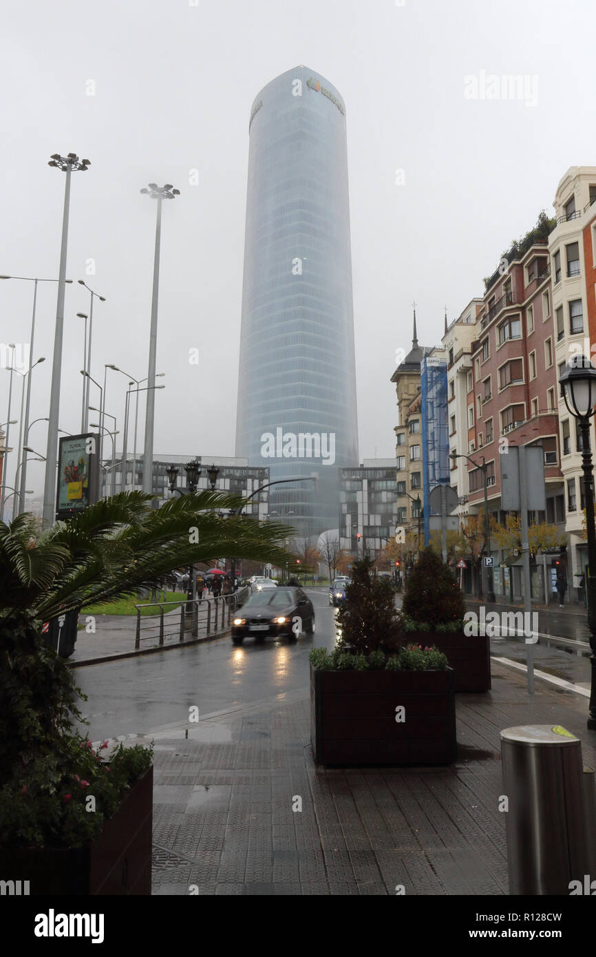Il moderno Iberdrola Tower (Torre Iberdrola) skycraper a Bilbao, Paesi Baschi, in una nebbia fredda giornata invernale Foto Stock