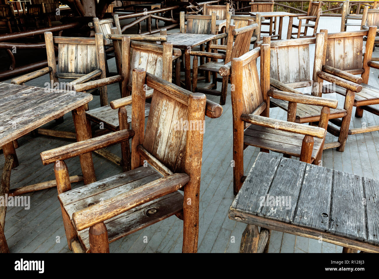 WY03590-00...WYOMING - Sedie e tavoli fuori il vecchio fedeli Inn, il Parco Nazionale di Yellowstone. Foto Stock