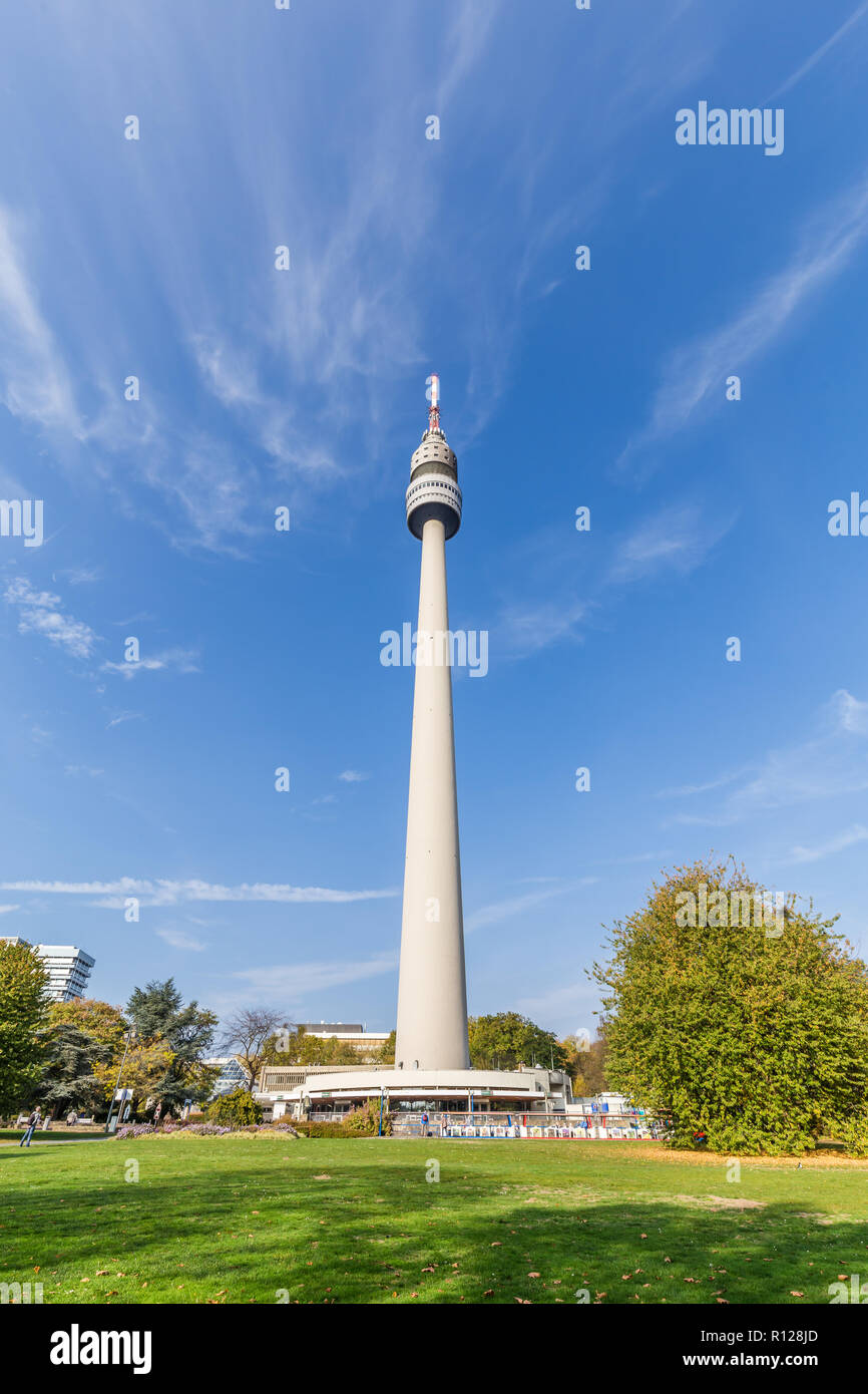 Florianturm è una torre di telecomunicazioni e punto di riferimento di Dortmund in Germania. La tomaia observation deck offre un bel panorama aerea della città e i suoi dintorni. Foto Stock