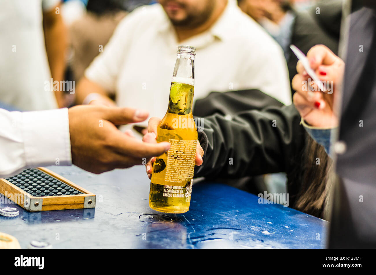 Lima in Perù - 5 Ottobre 2018: il cameriere invia ghiaccio birra fredda in cambio di un biglietto a un partito a mezzogiorno. Foto Stock