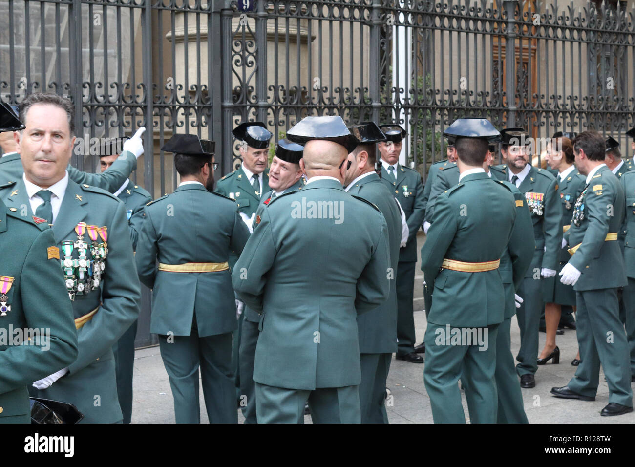 Un raduno della Guardia civile spagnola (Guardia civile) in parata ufficiale uniforme con il tradizionale Tricorne, durante il Festival di Pilar Foto Stock