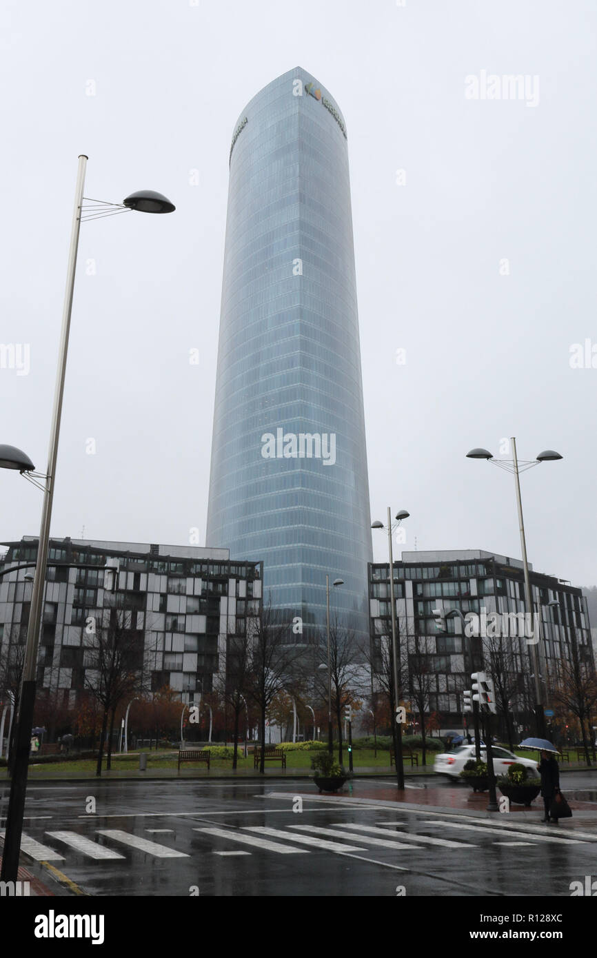 Il moderno Iberdrola Tower (Torre Iberdrola) skycraper a Bilbao, Paesi Baschi, in una nebbia fredda giornata invernale Foto Stock