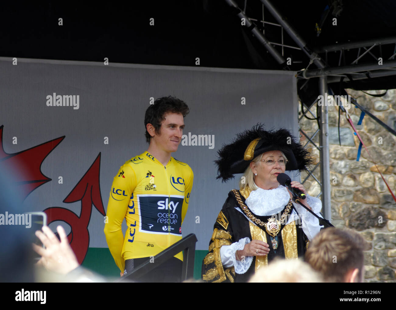 Vincitore del Tour de France Geraint Thomas a casa proveniente celebrazione con il sindaco di Cardiff Dianne Rees , Cardiff Wales. Foto Stock