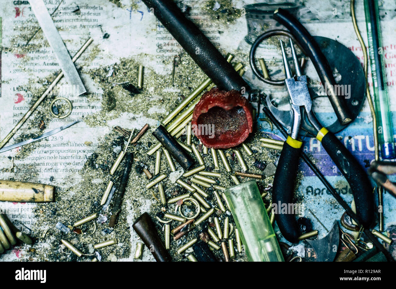 Vista dall'alto di diversi strumenti per orafi sulla gioielleria workplace. Desktop per gioielli artigianali rendendo con strumenti professionali. Vista aerea di strumenti su legno rustico sfondo. Foto Stock