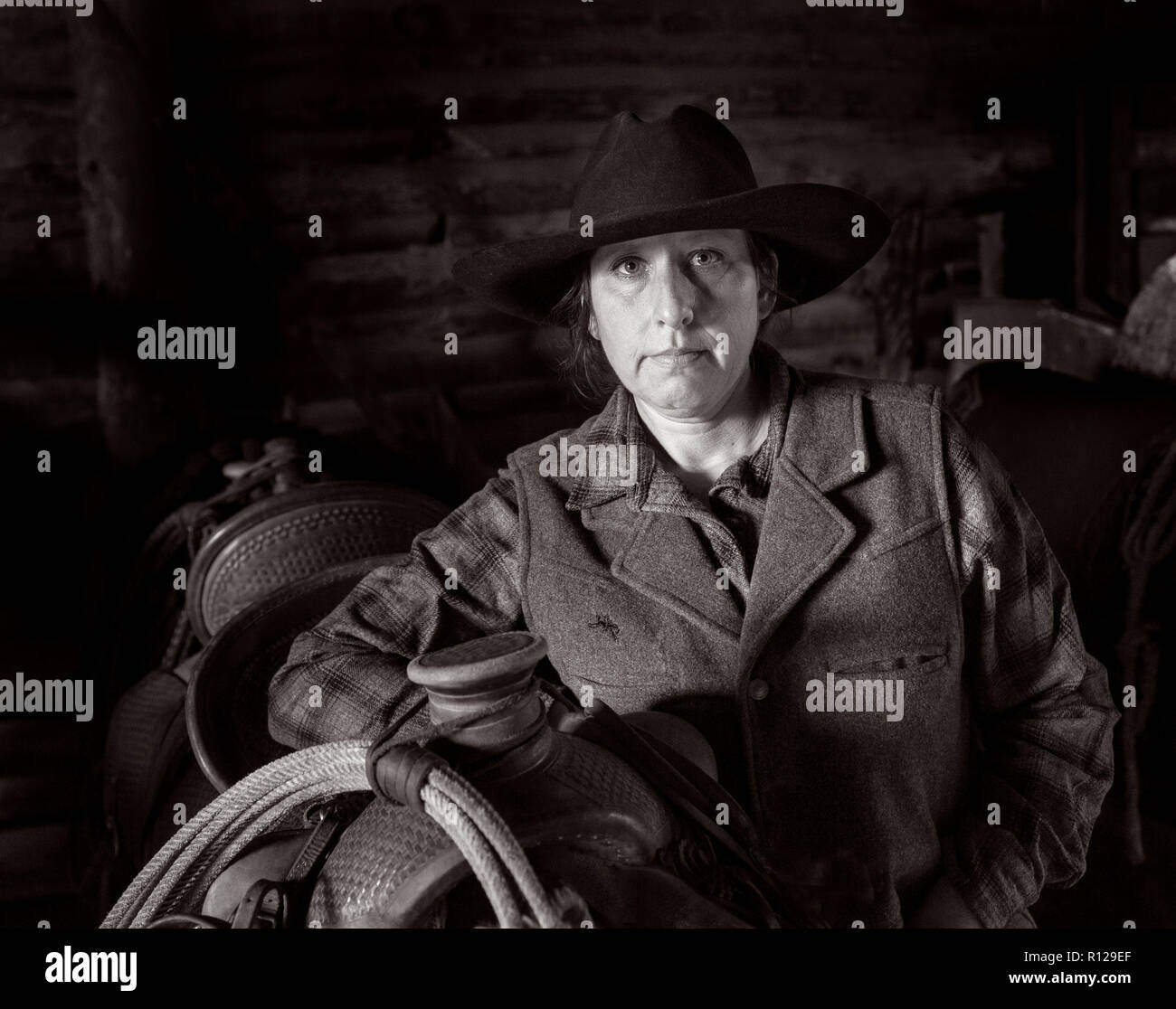 WY02436-01...WYOMING - Jaira McKeown nel granaio di Willow Creek Ranch. Signor# M19 Foto Stock