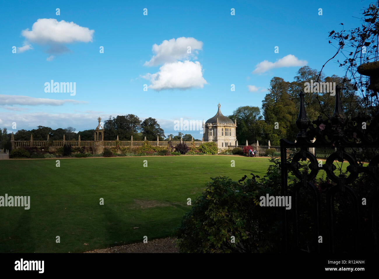 Montacute House Montacute South Somerset. I giardini che mostra una delle due case di angolo e il quadrangolo Mura a ovest e sud Foto Stock