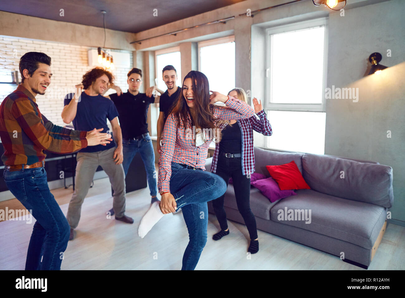 Amici ballare il divertimento a uno studente del partito in appartamento Foto Stock