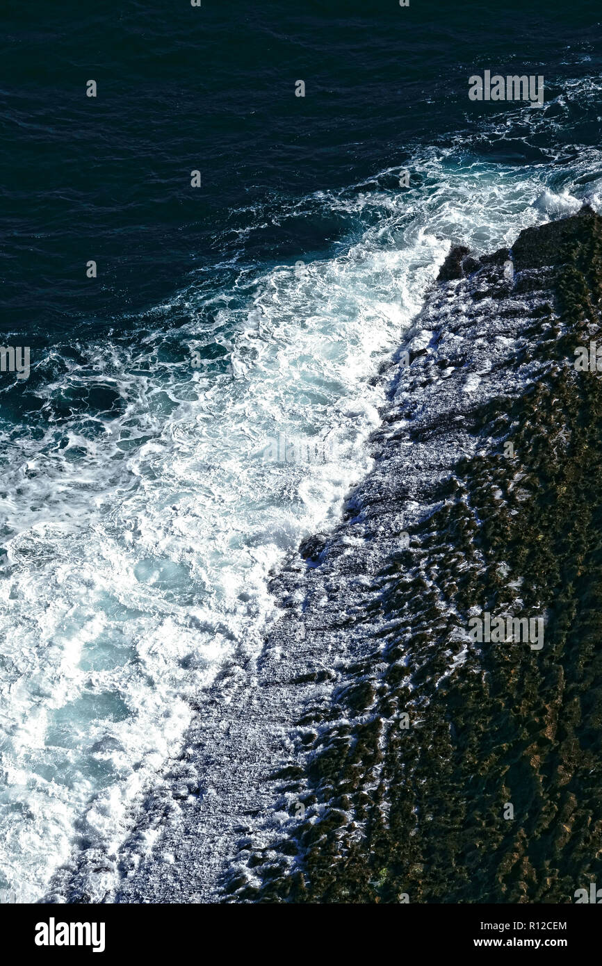 Settembre,2018. Santander, Cantabria, Spagna Golfo di Biscaglia onde si infrangono su rocce stratificate di egli Cabo Mayor - Nord di Santander. Foto Stock