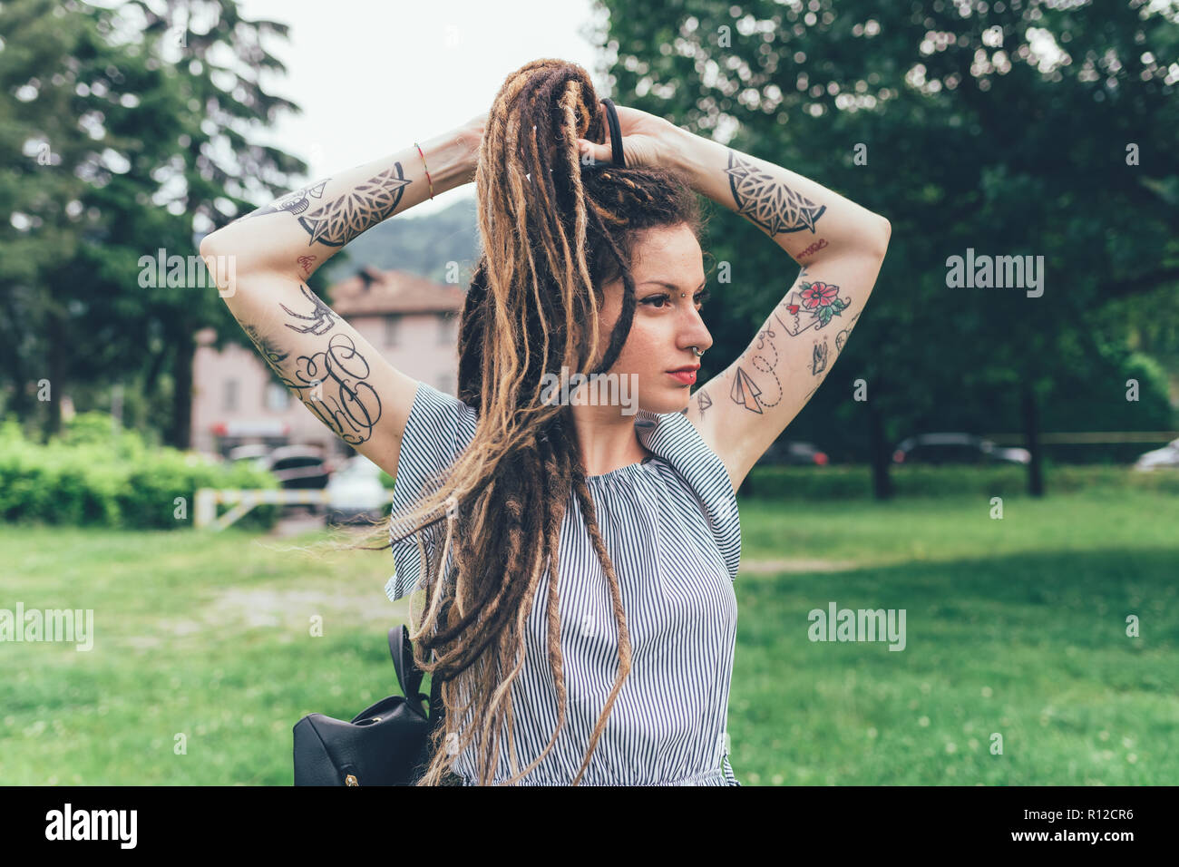 Donna nel parco Foto Stock