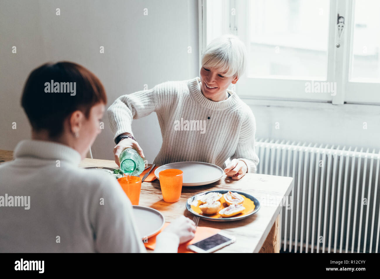 Amiche a pranzo a casa Foto Stock