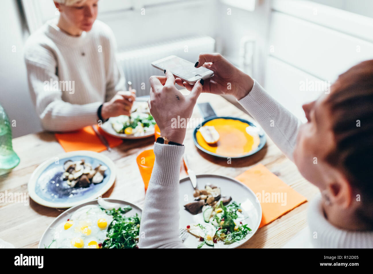 Amiche a pranzo a casa Foto Stock