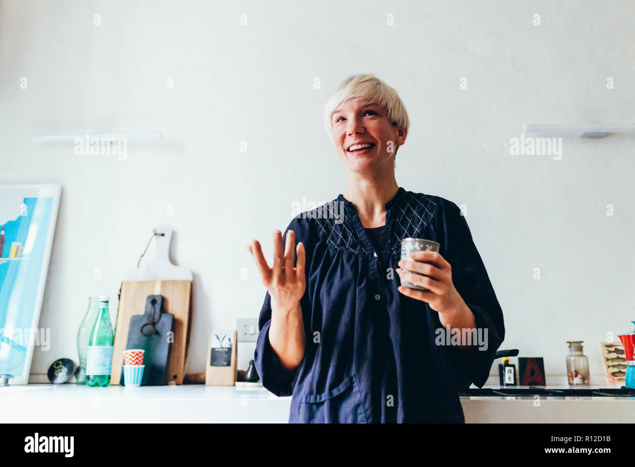 Donna sorridente in cucina Foto Stock