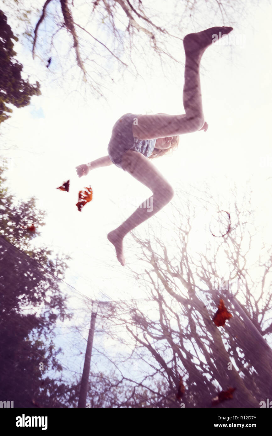 Ragazza di saltare sul trampolino, basso angolo di visione Foto Stock