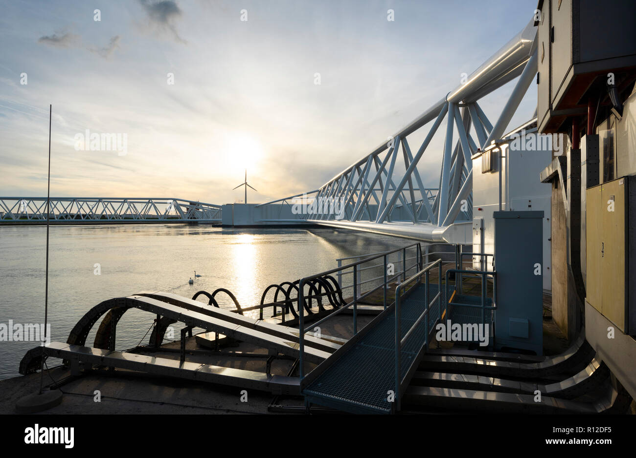 Maeslantkering mareggiata barriera, porto di Rotterdam, Hoek van Holland, Zuid-Holland, Paesi Bassi Foto Stock