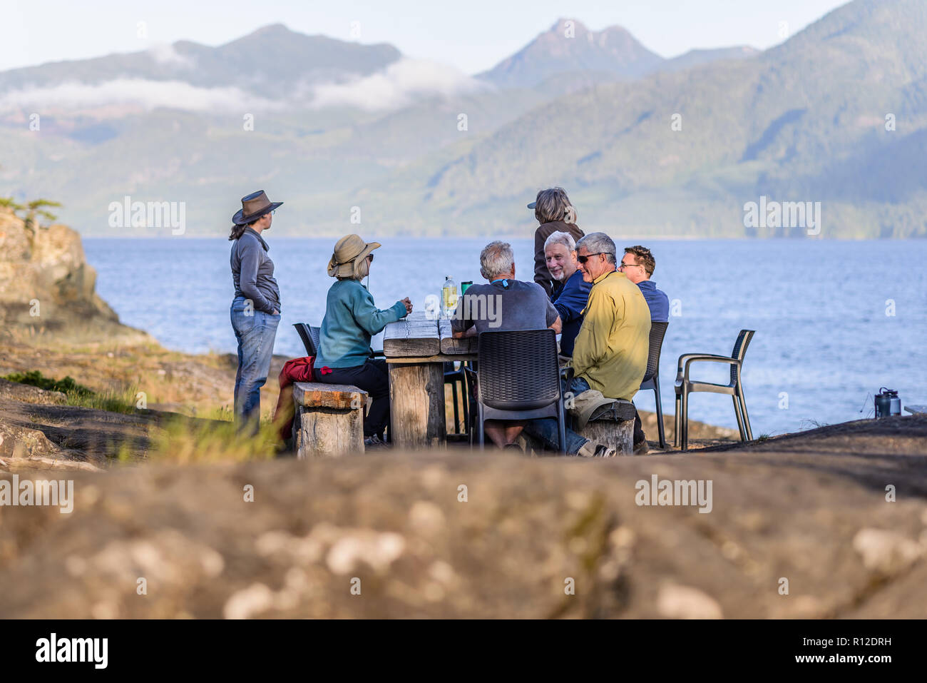Gli amici di parlare a cena sul lago, Johnstone Strait Telegraph Cove, Canada Foto Stock