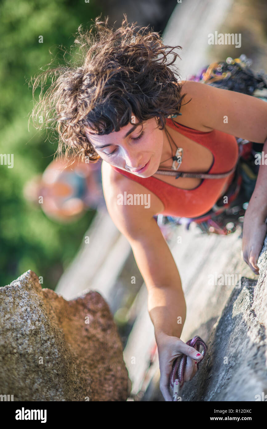 Donna rock climbing, Malamute, Squamish, Canada Foto Stock