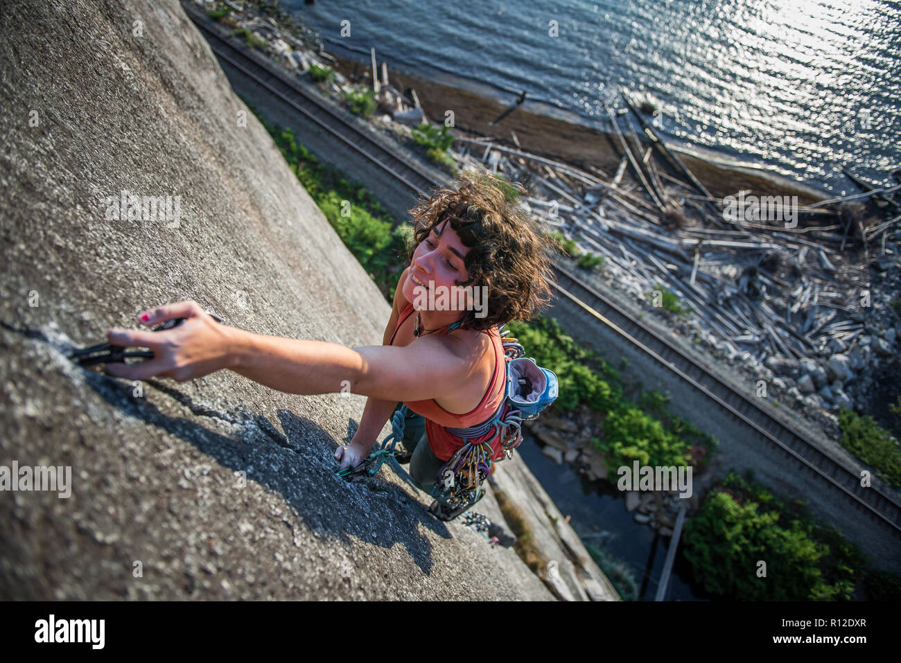 Donna rock climbing, Malamute, Squamish, Canada Foto Stock