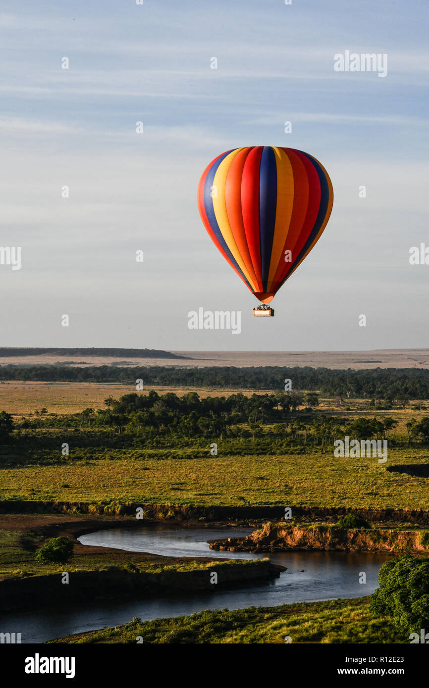 Pallone aerostatico floating oltre il fiume di Mara, Kenya Foto Stock