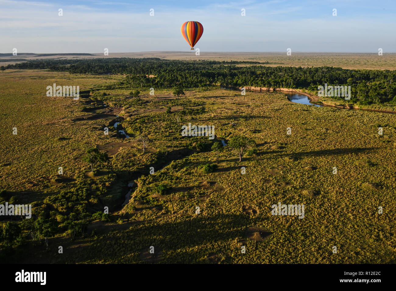Pallone aerostatico floating oltre il fiume di Mara, Kenya Foto Stock