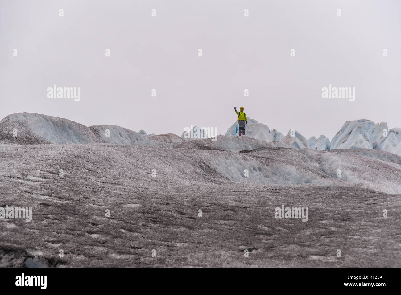 L'uomo sventolare sulla collina, Narsaq, Vestgronland, Groenlandia Foto Stock
