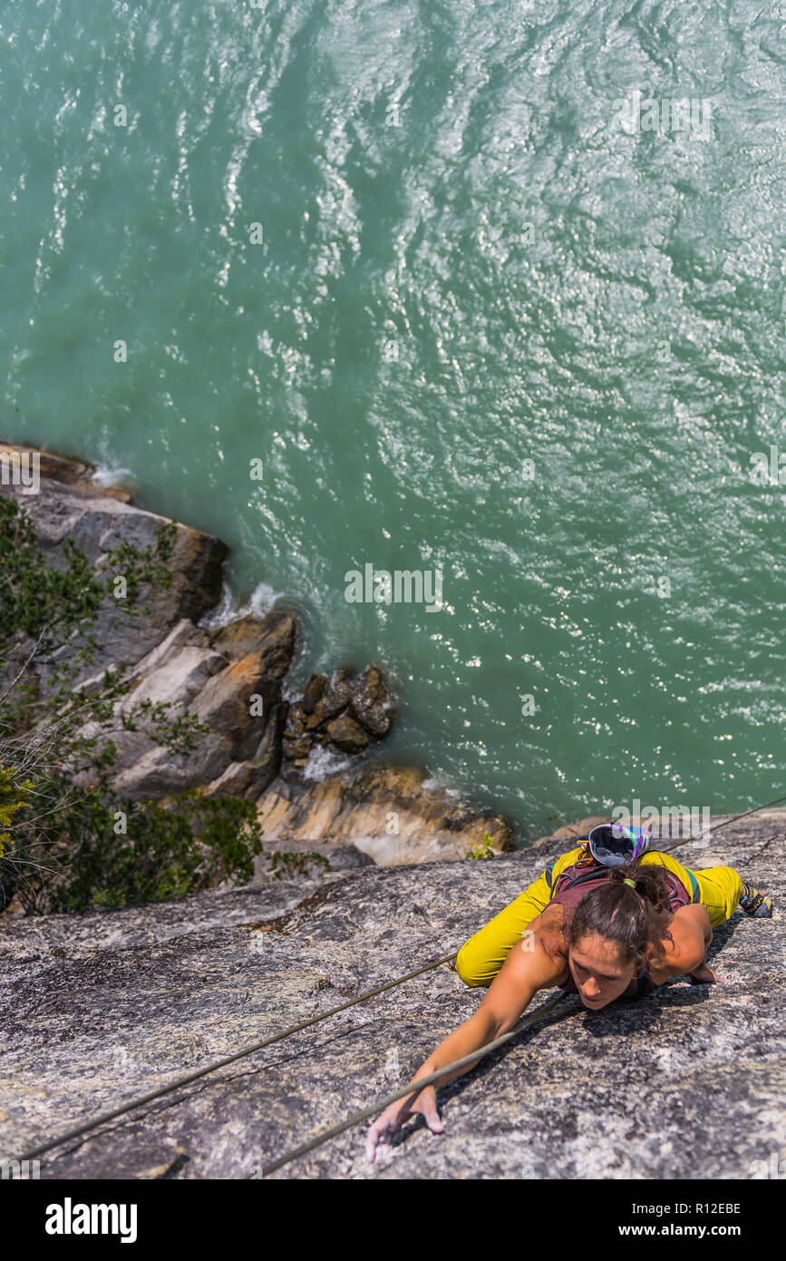 Donna rock climbing, Squamish, Canada Foto Stock