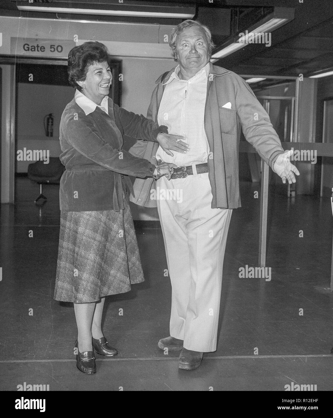 Sir Harry Secombe e sua moglie Myra lasciando Heathrow dopo la perdita di peso in 1979 Foto Stock