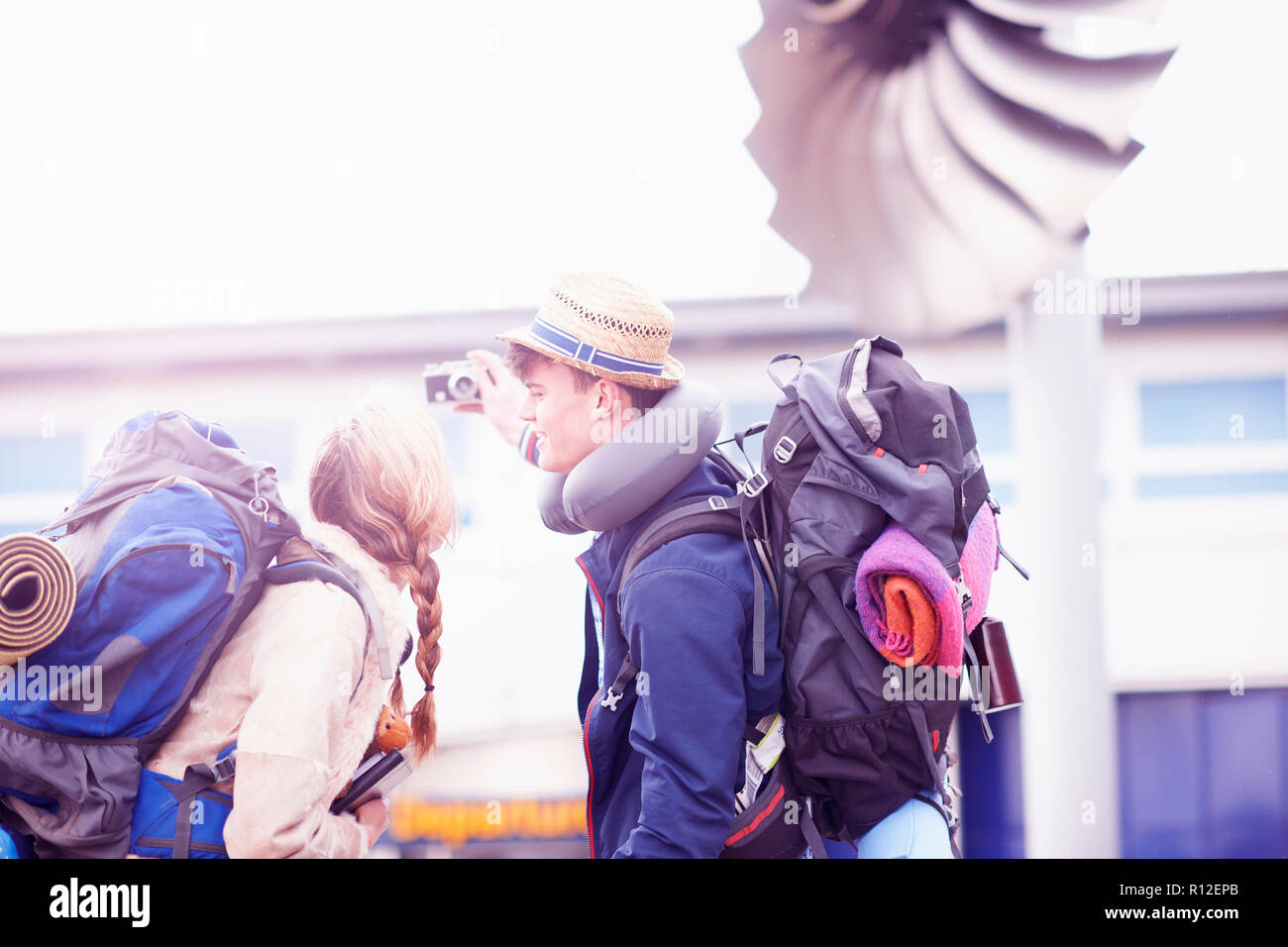 Backpacker giovane tenendo selfie all aeroporto Foto Stock