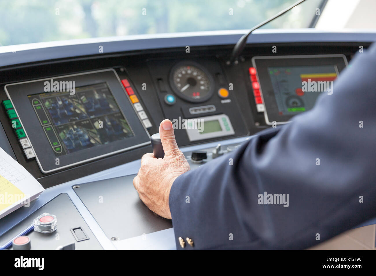 Driver del treno al lavoro, locomotore dasboard del conducente con la mano Foto Stock