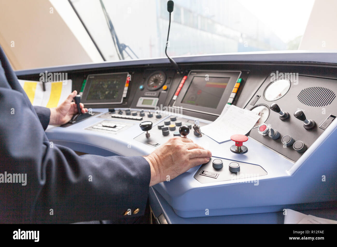 Driver del treno al lavoro, locomotore dasboard del conducente con la mano Foto Stock