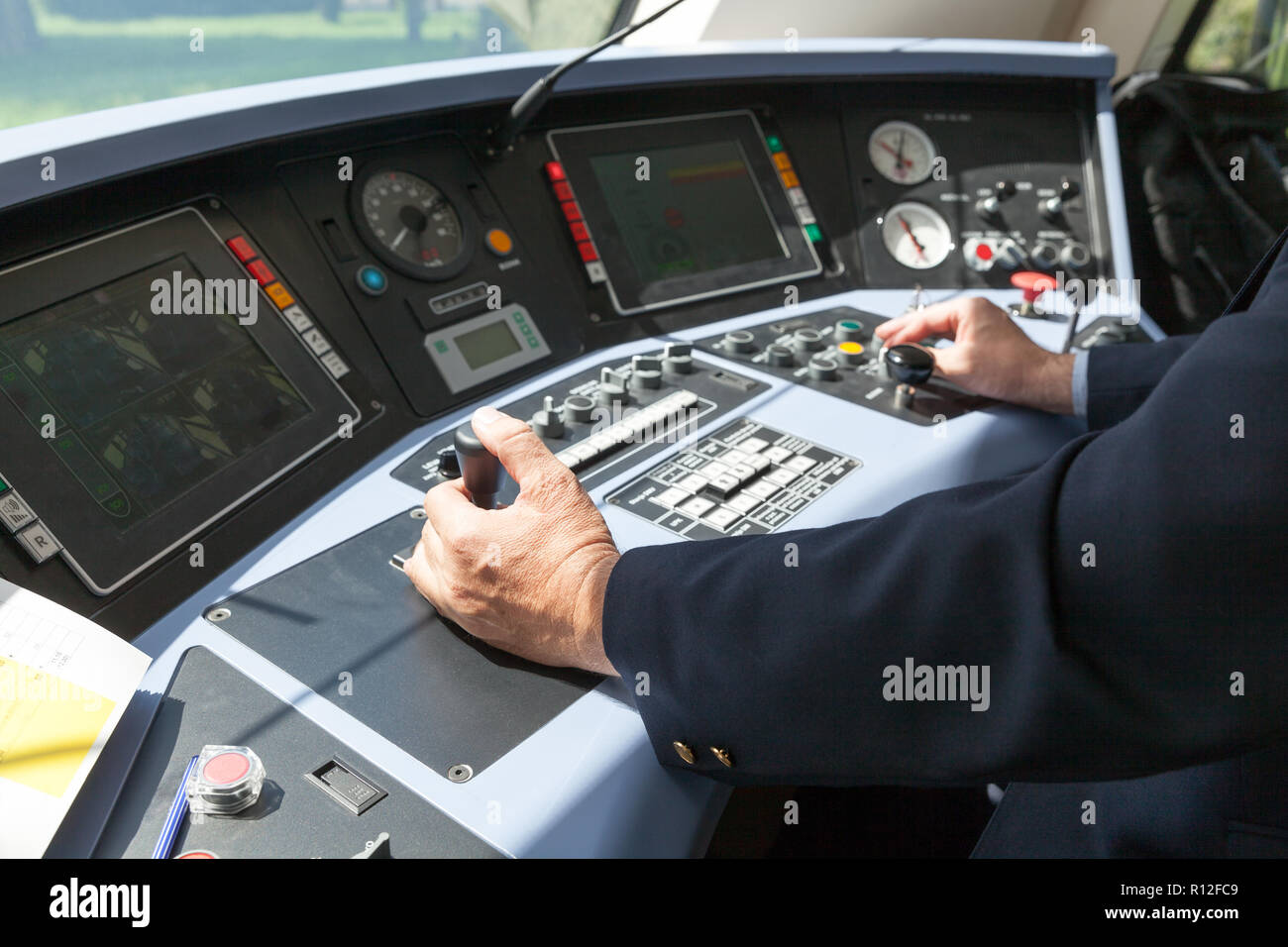 Driver del treno al lavoro, locomotore dasboard del conducente con la mano Foto Stock