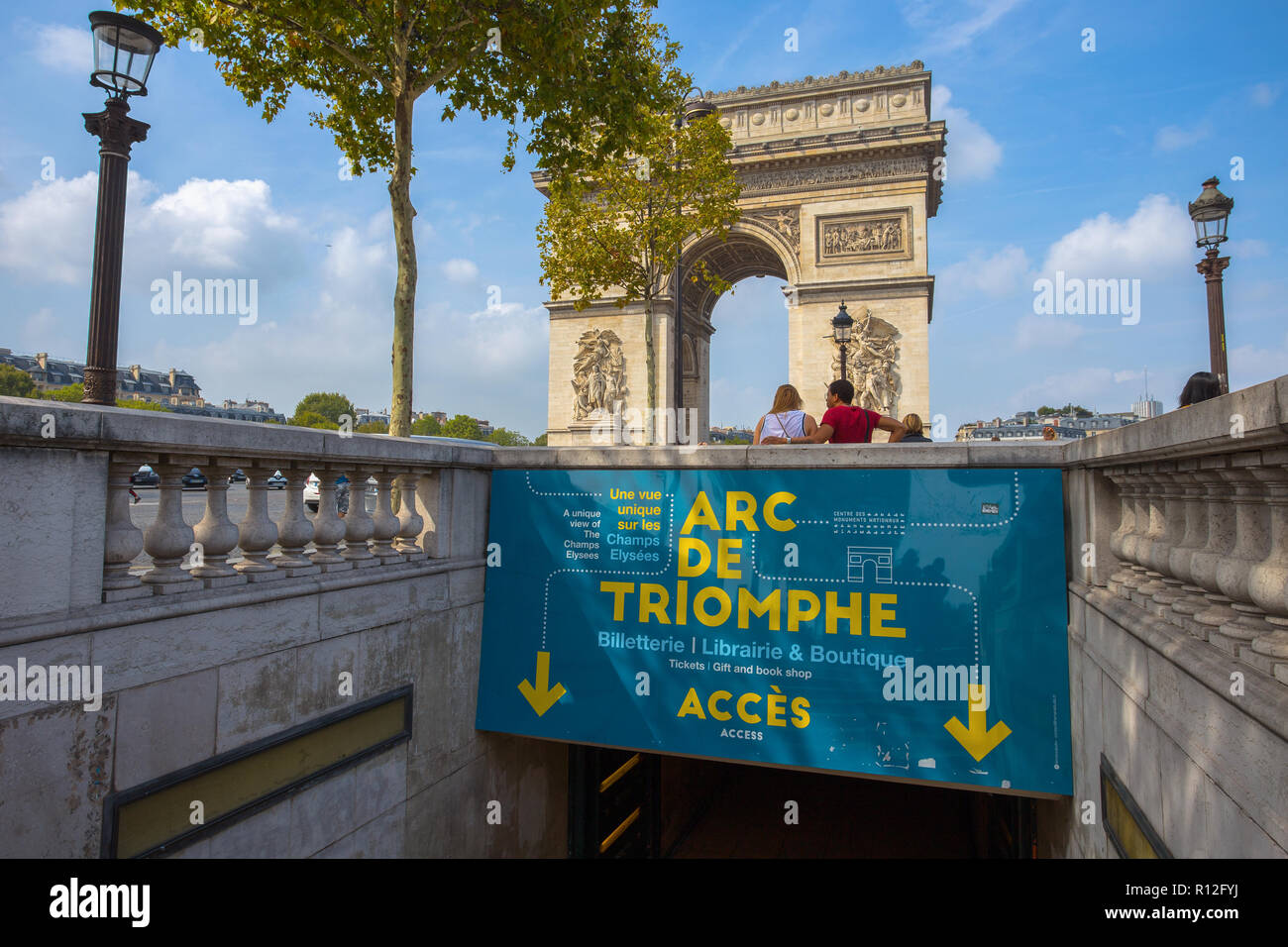 Parigi, Francia, 5 settembre 2018 - Il sottopassaggio che conduce all'Arco di Trionfo a Parigi, Francia Foto Stock