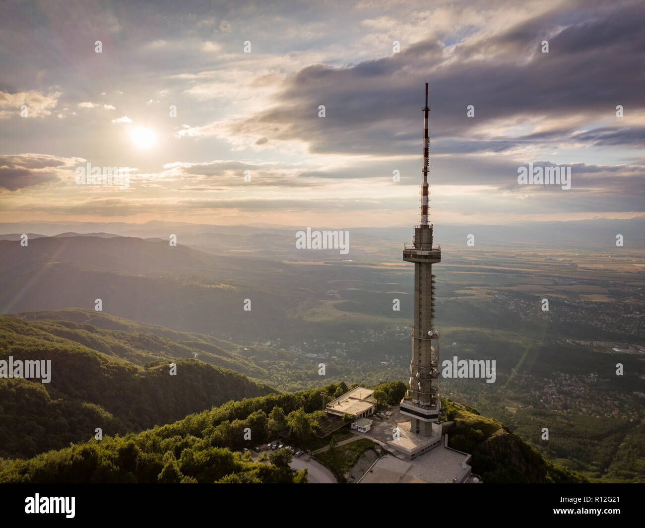 La torre della TV di Sofia, Bulgaria - sulla sommità del Monte Vitosha - antenna bello girato al tramonto - con una fantastica posizione con vista sulla città Foto Stock