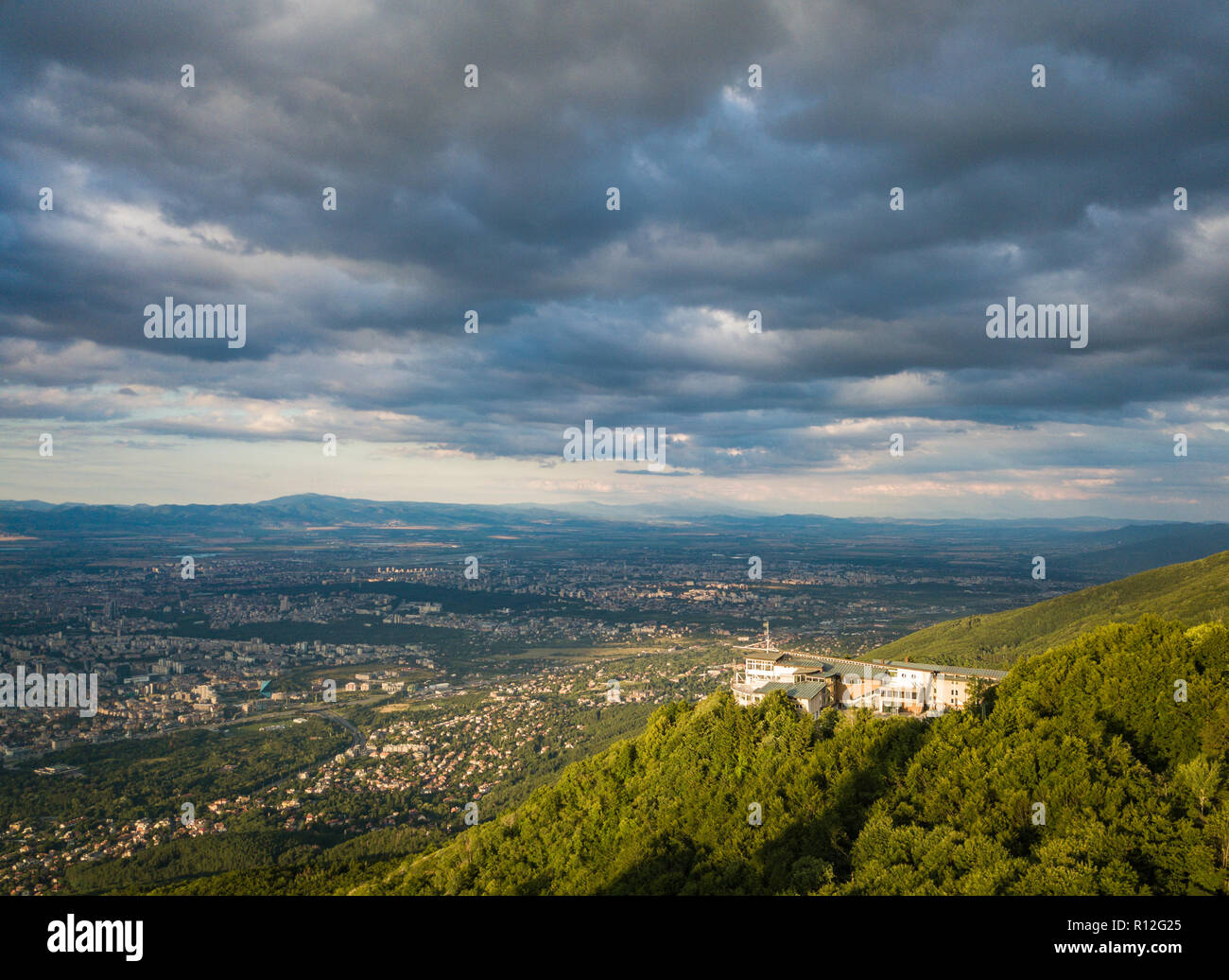 La torre della TV di Sofia, Bulgaria - sulla sommità del Monte Vitosha - antenna bello girato al tramonto - con una fantastica posizione con vista sulla città Foto Stock